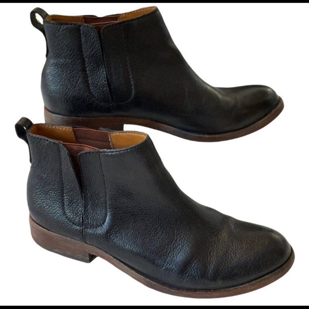 Gorgeous leather black booties